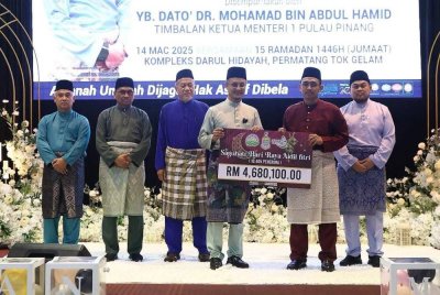 Mohamad (tiga dari kanan) menunjukkan cek cura sumbangan yang diperuntukkan Zakat MAINPP untuk diagihkan kepada asnaf fakir dan miskin.