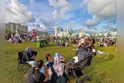 Antara pengunjung Padang MBK1 yang menggunakan kerusi 'healing' untuk berbuka puasa.