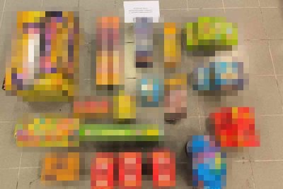 Antara mercun yang dirampas dalam serbuan berkenaan. - Foto IPD Iskandar Puteri