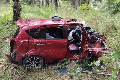 Seorang wanita warga emas maut, manakala dua lagi cedera selepas kereta jenis Perodua Myvi dinaiki mereka terbabas dan kemudian jatuh ke dalam gaung di kilometer 81 Jalan Kota Bharu – Gua Musang, berhampiran Bukit Ah Kim di Kuala Krai pada Sabtu. Foto PDRM
