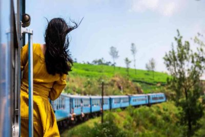 Gelagat pelancong berswafoto di luar kereta api menyebabkan kepala terhantuk di terowong di Sri Lanka. Foto Agensi