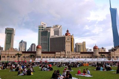 Pengunjung yang hadir pada Program Iftar @ KL anjuran MOTAC di Jalan Raja, Dataran Merdeka Kuala Lumpur pada Sabtu. Foto Bernama
