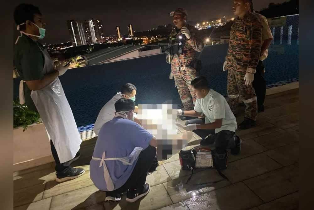 Anggota bomba yang tiba di lokasi mendapati mangsa berada dalam kolam berkedalaman 1.2 meter dalam keadaan melintang. - Foto Bomba Perak