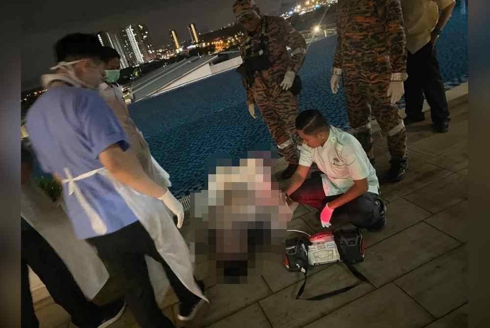 Pegawai perubatan yang hadir mengesahkan mangsa telah meninggal dunia di lokasi kejadian. Foto Bomba Perak