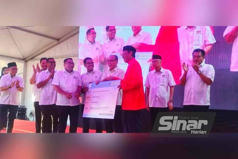 Wan Rosdy (empat dari kanan) ketika menerima replika cek cukai tanah daripada Ahmad Shabery (tiga dari kanan). - FOTO SINAR HARIAN