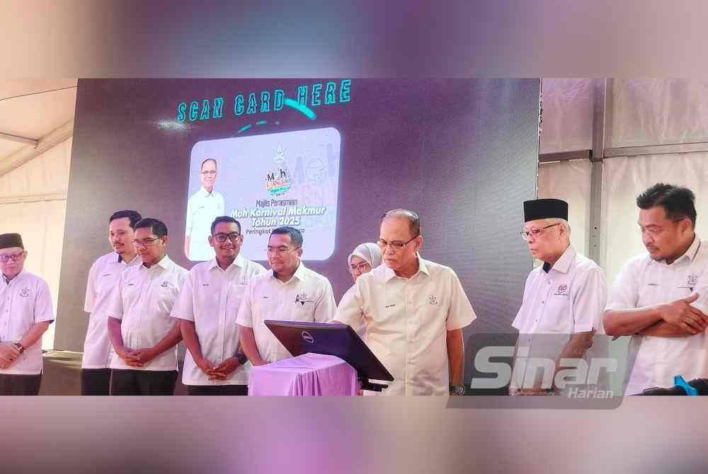 Wan Rosdy (tiga dari kanan) menyempurnakan simbolik perasmian Moh! Karnival Makmur 2025 peringkat Bera di Dewan Semai Bakti Felda Sebertak pada Sabtu. - FOTO SINAR HARIAN
Foto Sinar Harian