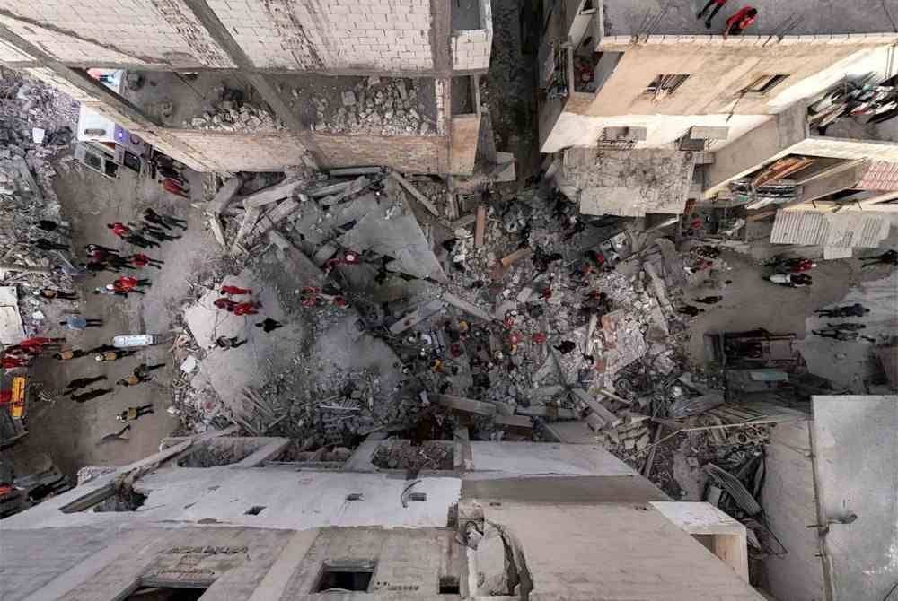 Keadaan kawasan letupan di sebuah bangunan empat tingkat di barat laut Syria yang kini telah mengorbankan 10 nyawa dengan operasi mencari dan menyelamat masih diteruskan . - Foto AFP