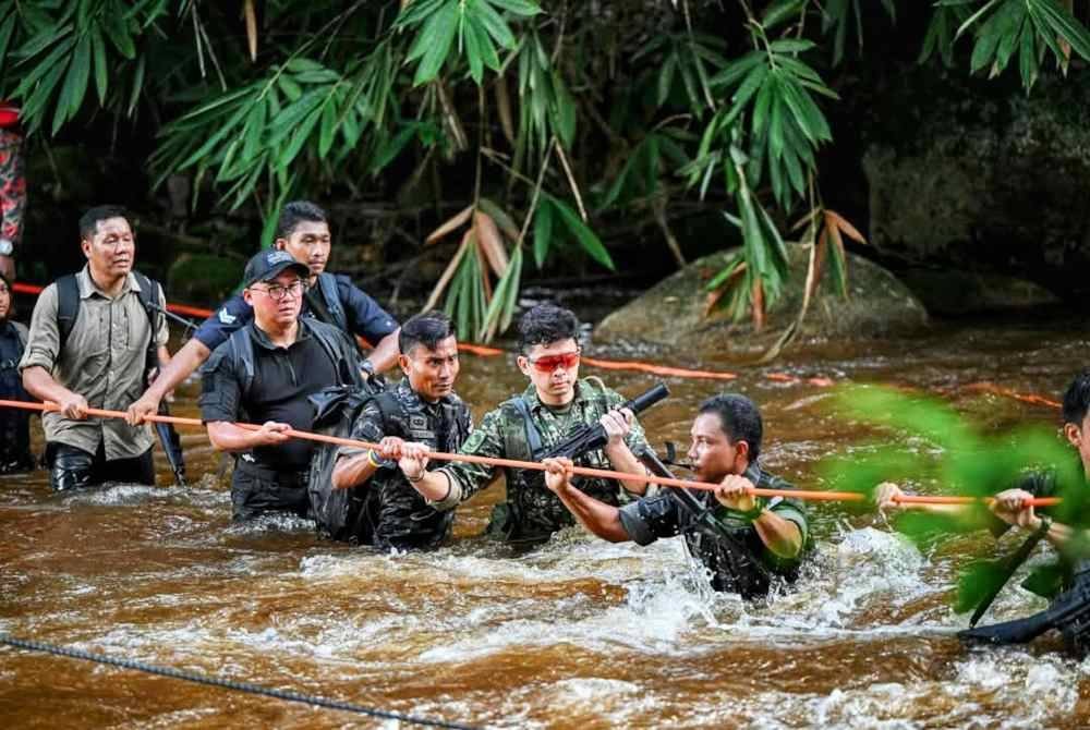 Tengku Hassanal (lima dari kiri) dan Fadzli (tiga dari kiri) dalam Program Cabaran Mara Lasak di Ulu Dong,Raub baru-baru ini. Foto FB Fadzli Kamal