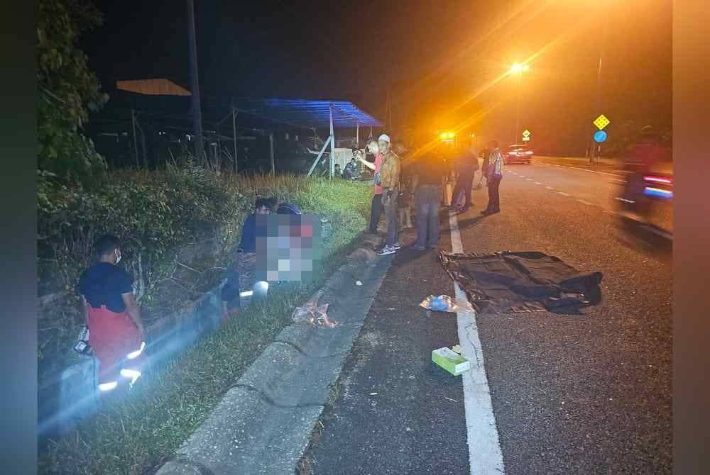 Mayat mangsa berjaya dikeluarkan dengan bantuan anggota bomba dari Balai Bomba dan Penyelamat Kampar.