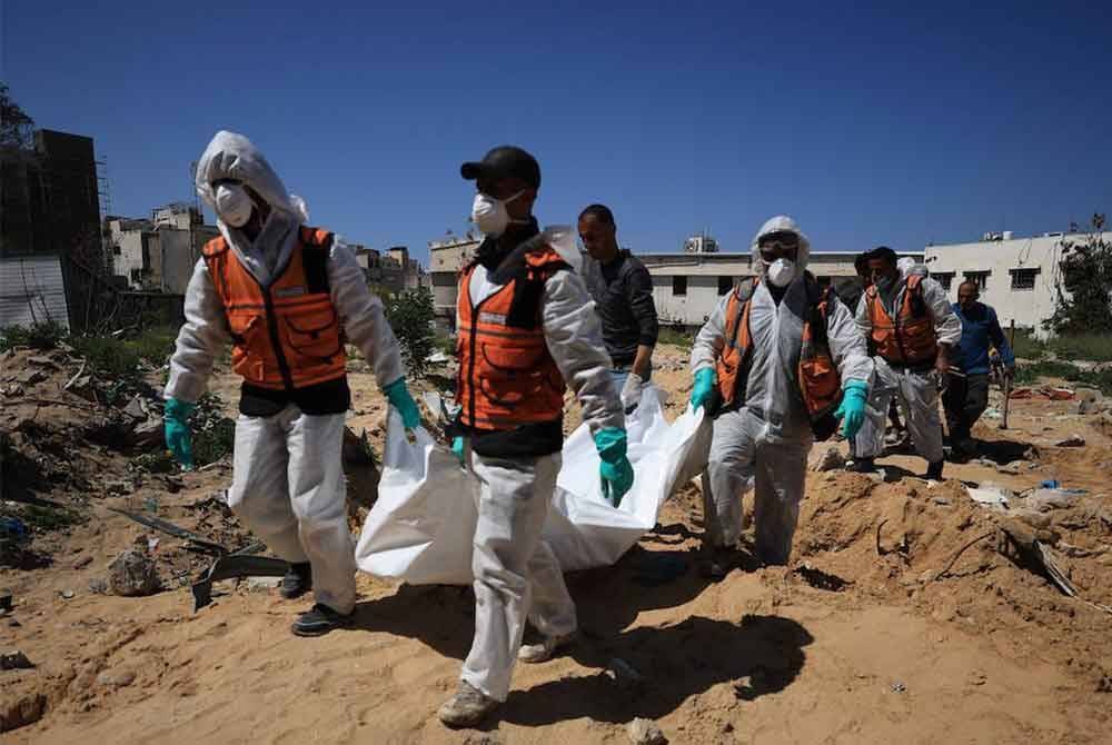 Pasukan pencari dan penyiasat menjalankan operasi untuk menggali semula warga Palestin yang terbunuh selepas serangan Israel di Kompleks Hospital Shifa di Bandar Gaza, Gaza pada 13 Mac lalu - Foto: Agensi