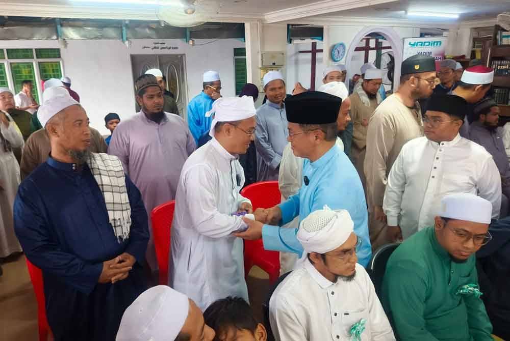 Mohd Na'im (tengah) menyantuni guru pondok semasa turun ziarah Mudir Pondok Mustaq Sungai Jagong, Abdul Rahim Abdul Rahman di Pendang pada petang Sabtu.