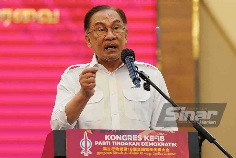 Anwar ketika berucap pada Kongres Kebangsaan DAP ke-18 di Pusat Konvensyen Ideal (IDCC), Shah Alam pada Ahad. - FOTO: SINAR HARIAN, ROSLI TALIB