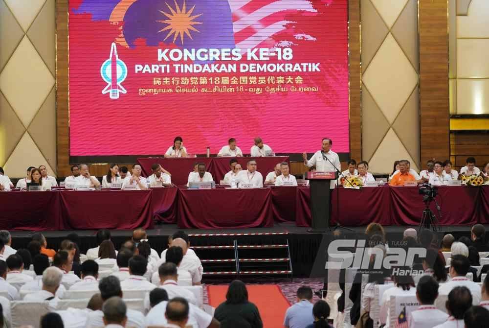 Anwar menyampaikan ucapan pada Kongres Nasional DAP Ke-18 yang diadakan pada Ahad. - FOTO: SINAR HARIAN/ROSLI TALIB