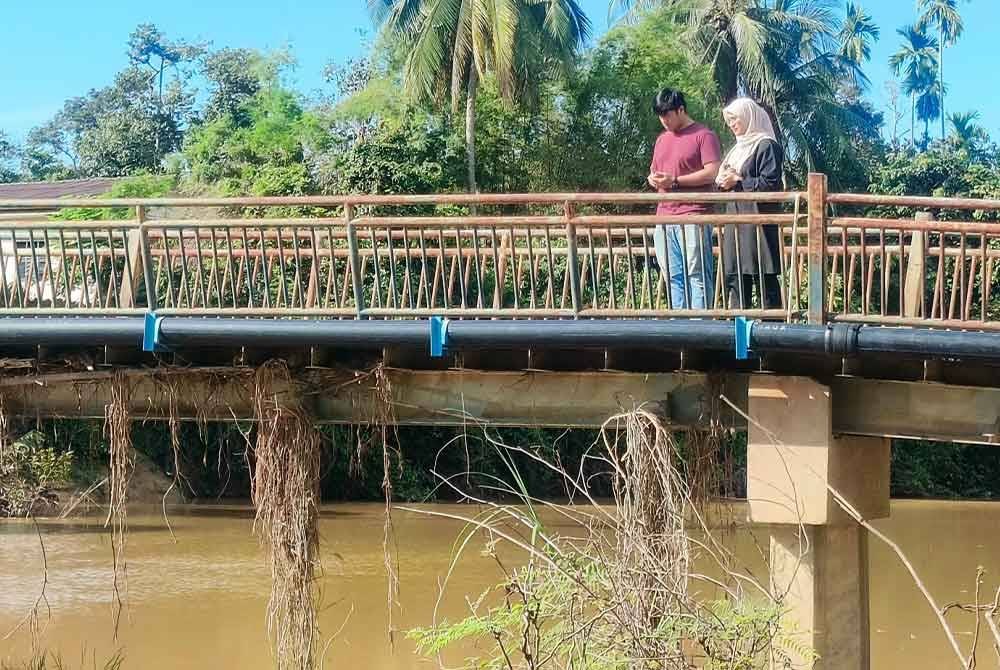 Suraiya Izzati bersama suaminya, Muhamin Mokhtar, 30, semasa singgah di Sungai Padang Terap, Kampung Empa, Jitra pada Ahad.