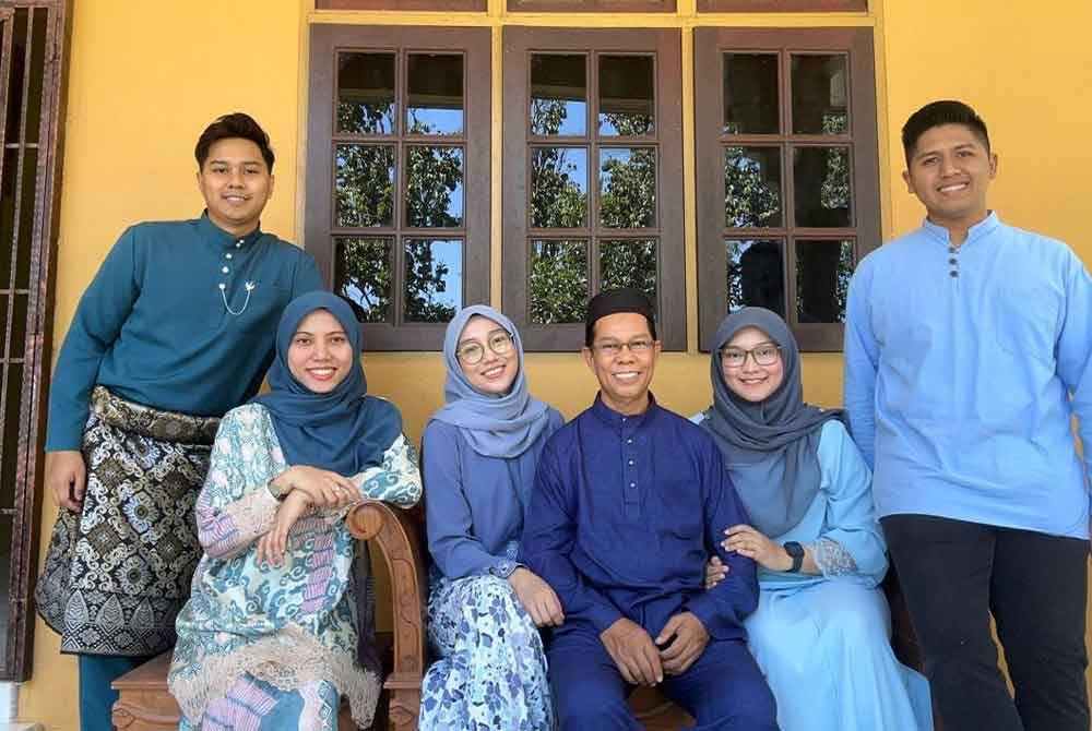 Kenangan Hari Raya Aidilfitri Sabari bersama anak dan menantu tahun lalu.