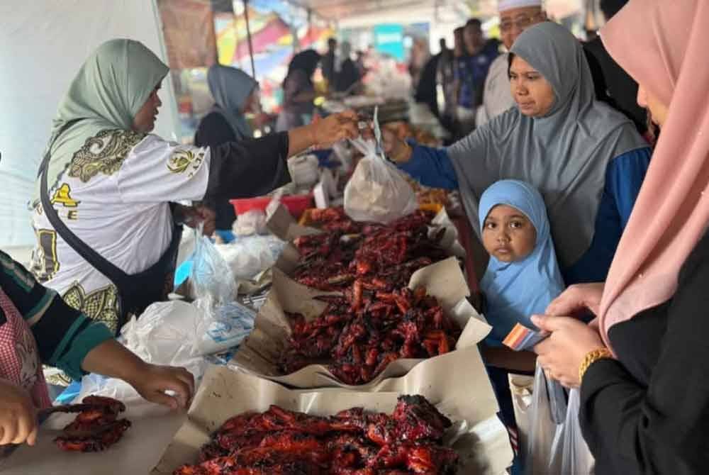 Sebanyak 112 kompaun itu dikeluarkan atas pelbagai kesalahan antaranya, kegagalan pengendali makanan yang tidak memakai apron, kasut, tutup kepala serta memakai barangan aksesori. (Gambar hiasan)