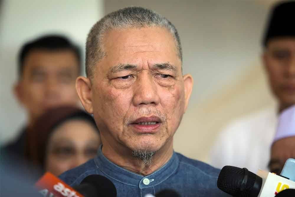 Fadillah bercakap kepada pemberita selepas merasmikan Penutupan Kem Ihya Ramadan anjuran Pertubuhan Kebajikan Sahabat Amal Negeri Sarawak (SAC), hari ini. Foto Bernama