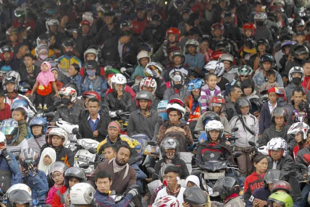 Motosikal merupakan pengangkutan popular yang digunakan pemudik pada setiap tahun.