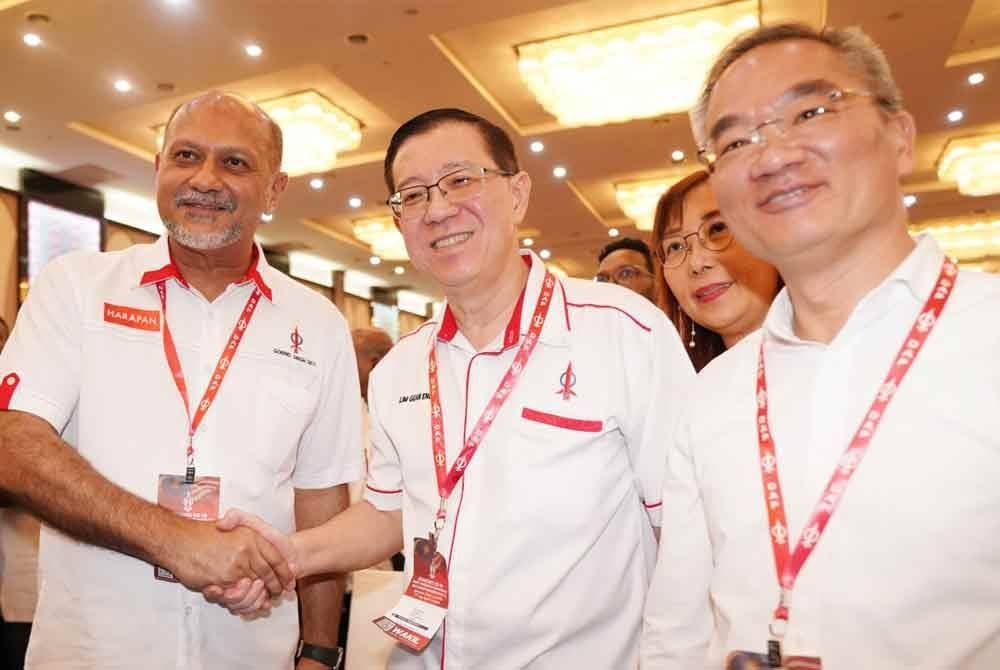 Gobind Singh (kiri) bersama Lim Guan Eng pada Kongres Kebangsaan DAP ke 18 pada Ahad.
