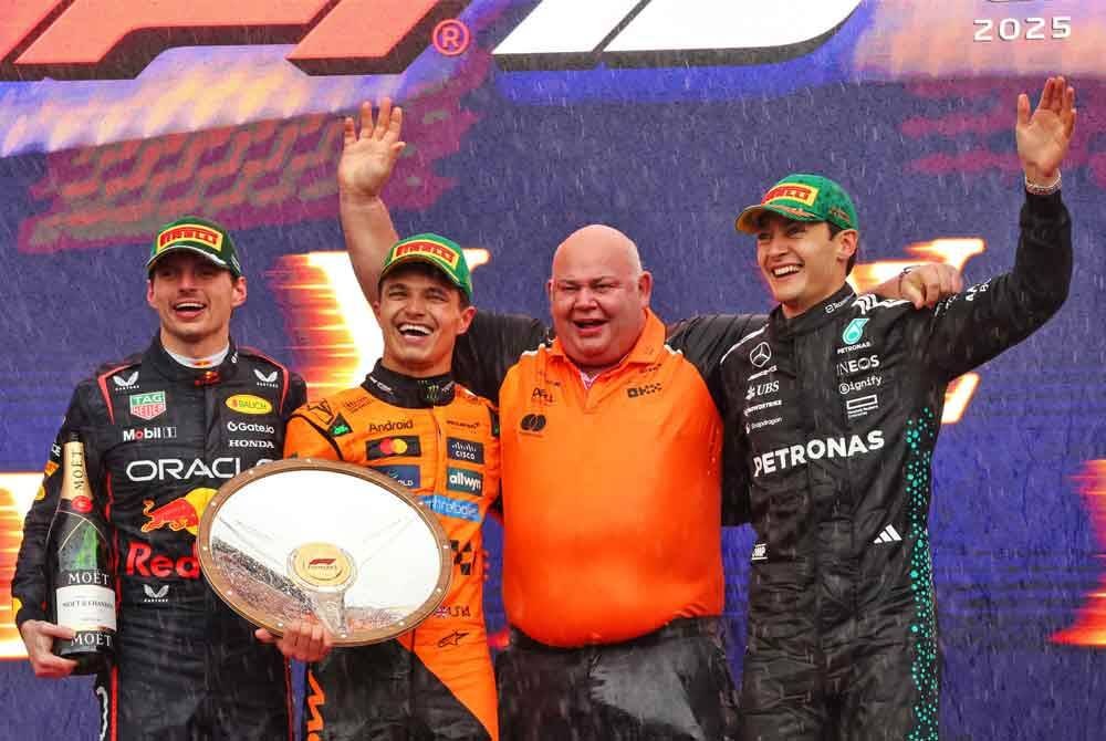 Dari kiri: Verstappen, Norris dan Russell (kanan) selepas perlumbaan GP Australia 2025 di Litar Albert Park, Melbourne.