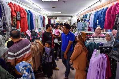 Suasana di KM Plaza, Seremban pada Sabtu. Masih ramai yang mengunjungi kedai fizikal kerana kepuasan membeli.