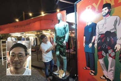 Nik Muhammad Ashraf membuka gerai jualan di Payang Walk, Kuala Terengganu. Gambar kecil: Nik Muhammad Ashraf