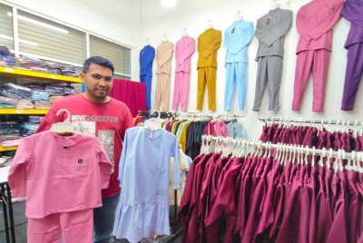 Bagi Fakrul membeli dalam talian dan datang sendiri ke kedai tidak sama, malah pelanggan akan merasa lebih puas jika dapat mencuba terlebih dahulu baju raya yang ingin dibeli.