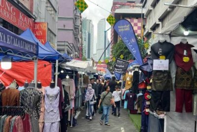 Trend pembelian dalam talian yang menjadi kegilaan rakyat Malaysia ketika ini pastinya memberi impak besar kepada kedai fizikal mahu pun pasar raya. Foto fail Bernama