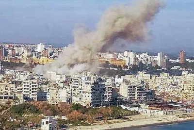 Asap kelihatan selepas letupan kuat menggegarkan kejiranan al-Raml al-Janoubi di bandar pesisir pantai Latakia, Syria, pada Sabtu. Foto AFP