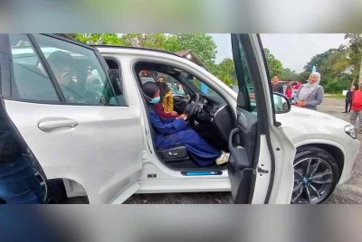 Beberapa anak yatim mencuba menaiki kereta BMW pada program itu.