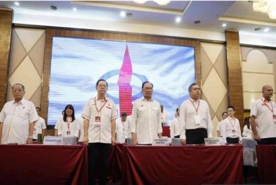 Anwar (tiga dari kiri) ketika menghadiri Kongres Kebangsaan DAP ke-18 yang diadakan di Pusat Konvensyen Ideal (IDCC) Shah hari ini. - Foto Bernama