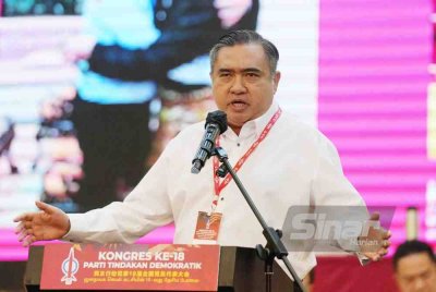 Anthony Loke ketika berucap pada Kongres Kebangsaan DAP Ke-18 yang diadakan di Pusat Konvensyen Ideal (IDCC), Shah Alam pada Ahad.- FOTO SINARHARIAN/ROSLITALIB