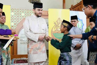 Tengku Amir Shah berkenan menyerahkan sumbangan Aidilfitri kepada 634 anak yatim di Masjid Al-Azim, Pandan Indah, Hulu Langat pada Sabtu. Foto Selangor Royal Office