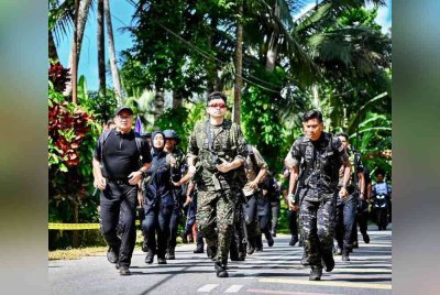 Program Cabaran Mara Lasak di Ulu Dong, Raub menjadi program pertama anjuran MRP yang turut menyaksikan Tengku Hassanal bercemar duli menguji ketahanan mental dan fizikal dalam cabaran tersebut. Foto FB Fadzli Kamal