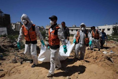 Pasukan pencari dan penyiasat menjalankan operasi untuk menggali semula warga Palestin yang terbunuh selepas serangan Israel di Kompleks Hospital Shifa di Bandar Gaza, Gaza pada 13 Mac lalu - Foto: Agensi