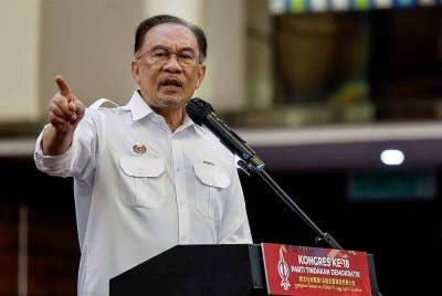 Anwar ketika menyampaikan ucapan pada Kongres Kebangsaan DAP ke-18 yang diadakan di Pusat Konvensyen Ideal (IDCC) hari ini. - Foto: Bernama