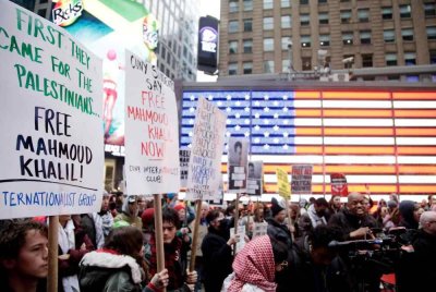 Aktivis pro-Palestin menyertai perhimpunan "Fight for our Rights" dan menyokong Mahmoud Khalil di Times Square New York pada Sabtu. - Foto AFP