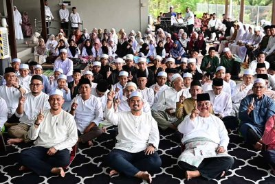 Manndzri (tengah) dan Khairuddahri (dua dari kiri) bersama-sama peserta Majlis Iftar Ramadan Parlimen Tenggara.