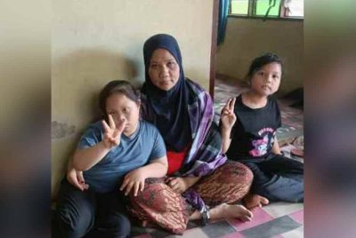 Noraniza kini tinggal bersama dua orang anaknya termasuk seorang yang menghidap Down Sindrom.
