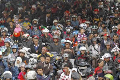 Motosikal merupakan pengangkutan popular yang digunakan pemudik pada setiap tahun.