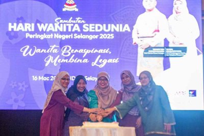 Anfaal (tengah) merasmikan Majlis Sambutan Hari Wanita Sedunia Peringkat Negeri Selangor 2025