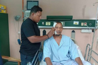Muhd Aliff melihat kesan kecederaan yang dialami ayahnya akibat tertusuk besi.