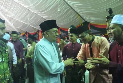 Anwar tiba di Tampin sempena majlis berbuka puasa pada Ahad.