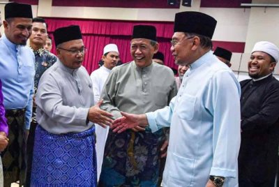 Anwar bersalaman dengan jemaah setelah menunaikan solat Maghrib selepas berbuka puasa pada Majlis Berbuka Puasa Madani Negeri Sembilan di Dewan Perdana Tampin, hari ini. Foto Bernama