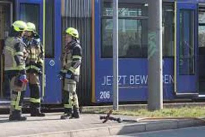 Seorang wanita parah selepas dicurah petrol dan dibakar oleh seorang individu tidak dikenali dalam sebuah trem di Bandar Gera, timur Jerman pada Ahad. Foto Agensi