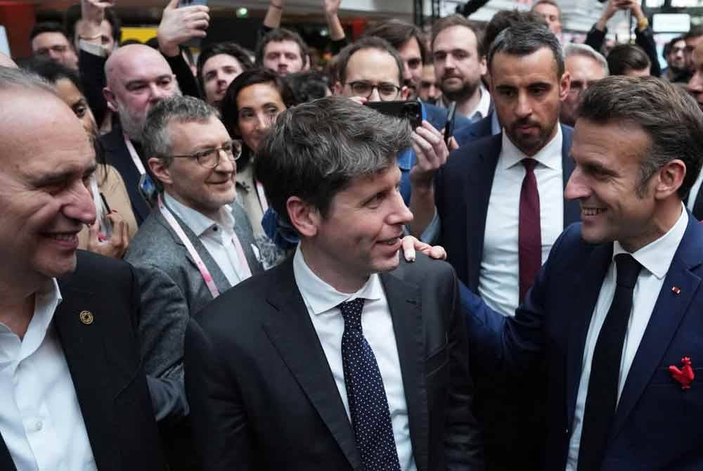 Presiden Perancis, Emmanuel Macron (kanan), berbincang dengan Sam Altman (tengah) dan CEO Iliad Group, Xavier Niel, di kampus Station F sempena Sidang Kemuncak Tindakan AI di Paris. Foto AFP