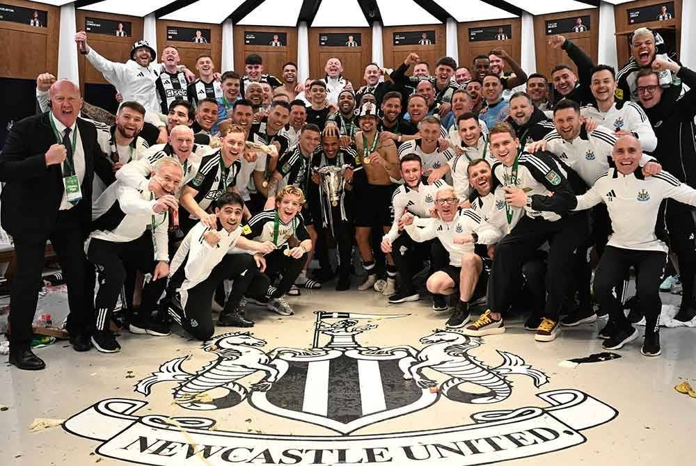 Pemain Newcastle meraikan kemenangan Piala Liga di bilik persalinan Magpies.