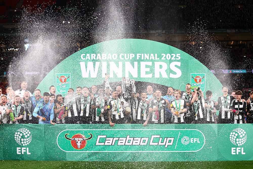 Pemain Newcastle meraikan kemenangan Piala Liga di Stadium Wembley.