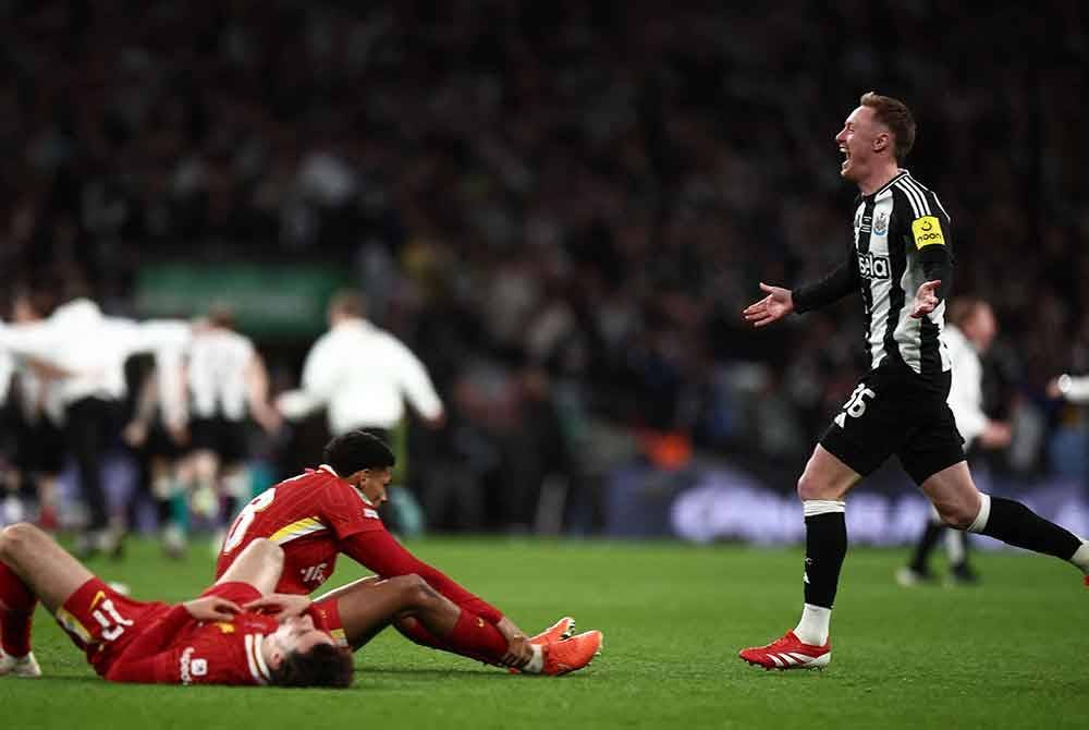 Pemain tengah Newcastle, Sean Longstaff (kanan) meraikan kejayaan pasukannya menewaskan Liverpool di Wembley. - AFP