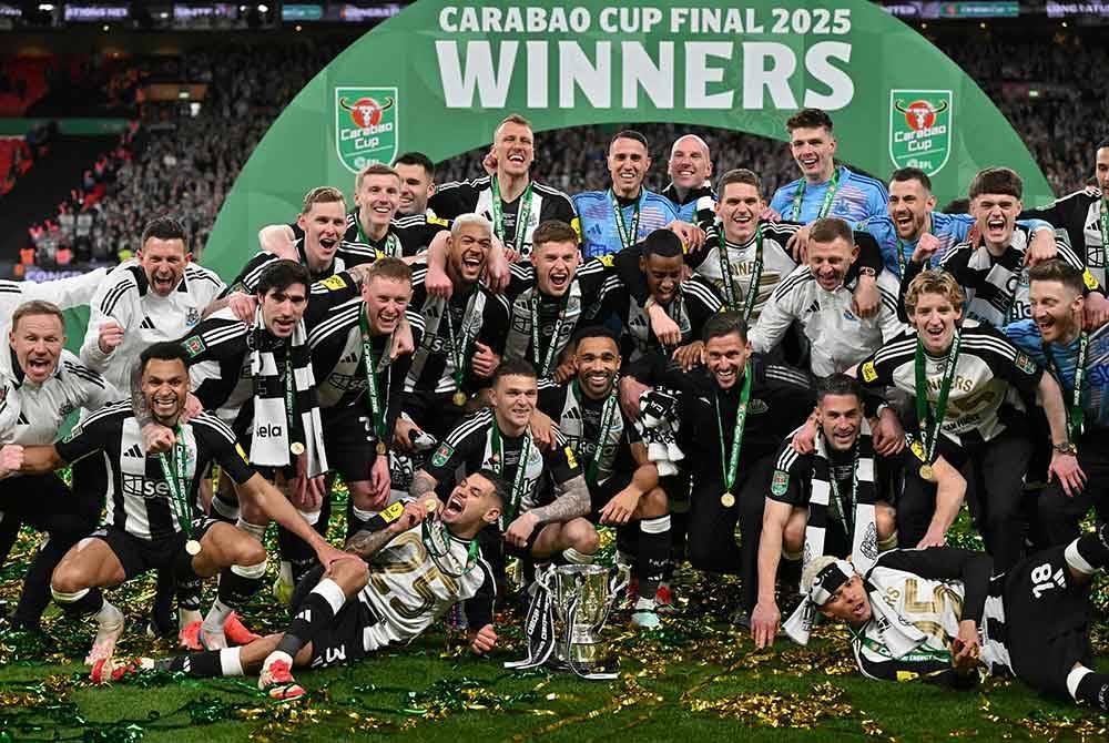 Newcastle United merangkul trofi Piala Liga menewaskan juara bertahan dan pendahulu EPL, Liverpool dalam aksi final di Wembley. - AFP